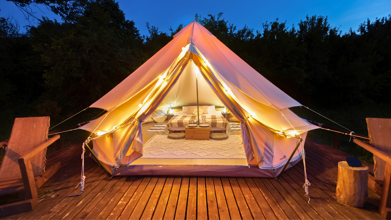 Camping de luxe avec son chien : des vacances haut de gamme au cœur de la nature