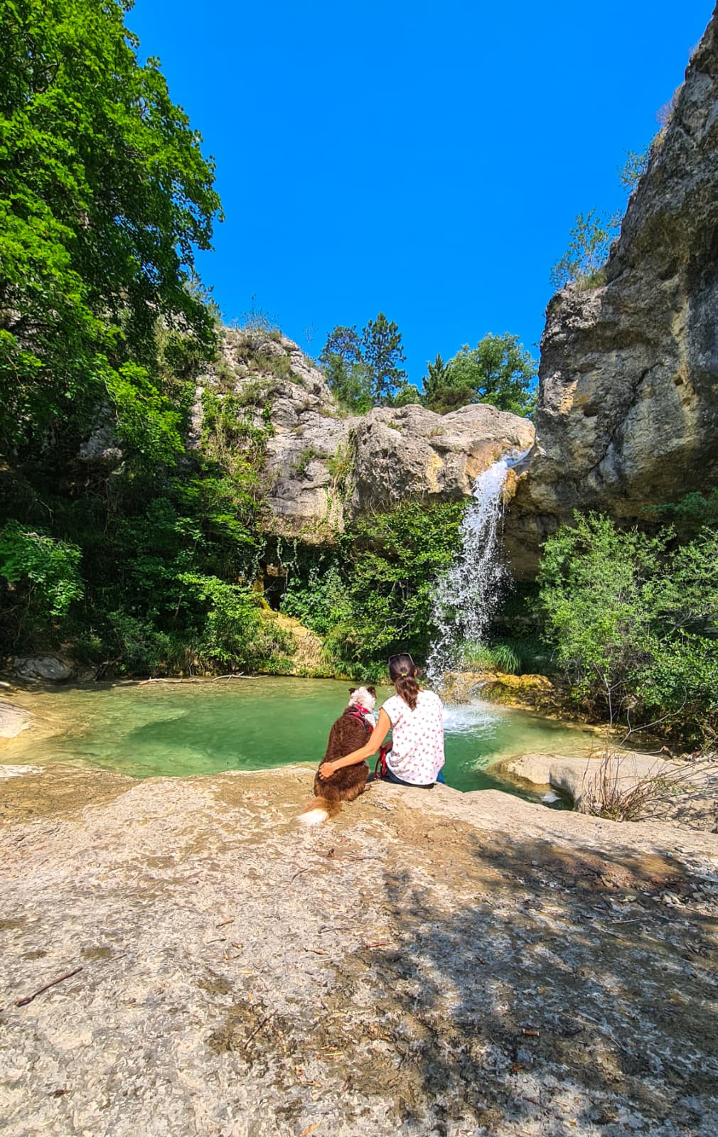 Mélanie et Maïdo devant une cascade en Auvergne-Rhône-Alpes